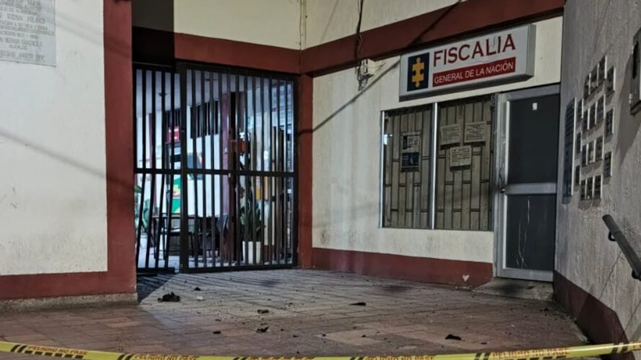 De acuerdo con la información preliminar, los responsables lanzaron un artefacto explosivo contra las instalaciones oficiales, provocando daños materiales en la infraestructura del edificio.