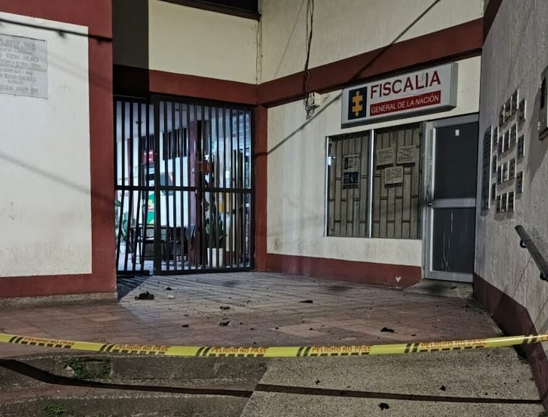 De acuerdo con la información preliminar, los responsables lanzaron un artefacto explosivo contra las instalaciones oficiales, provocando daños materiales en la infraestructura del edificio.