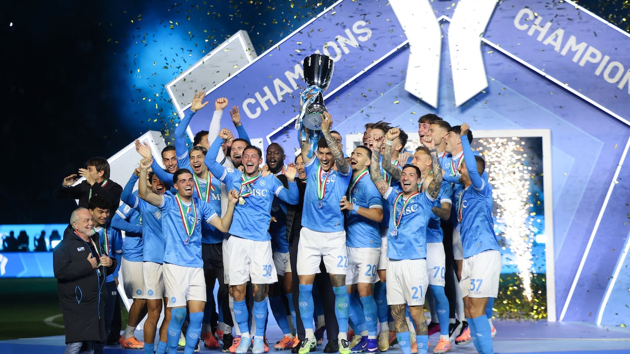 El defensa italiano número 22 del Napoli, Giovanni Di Lorenzo, levanta el trofeo en el podio tras la final de la Supercopa de Italia entre el SCC Napoli y el Bolonia en el estadio King Al-Awwal Park de Riad, el 22 de diciembre de 2025. (Foto de Fayez NURELDINE / AFP)