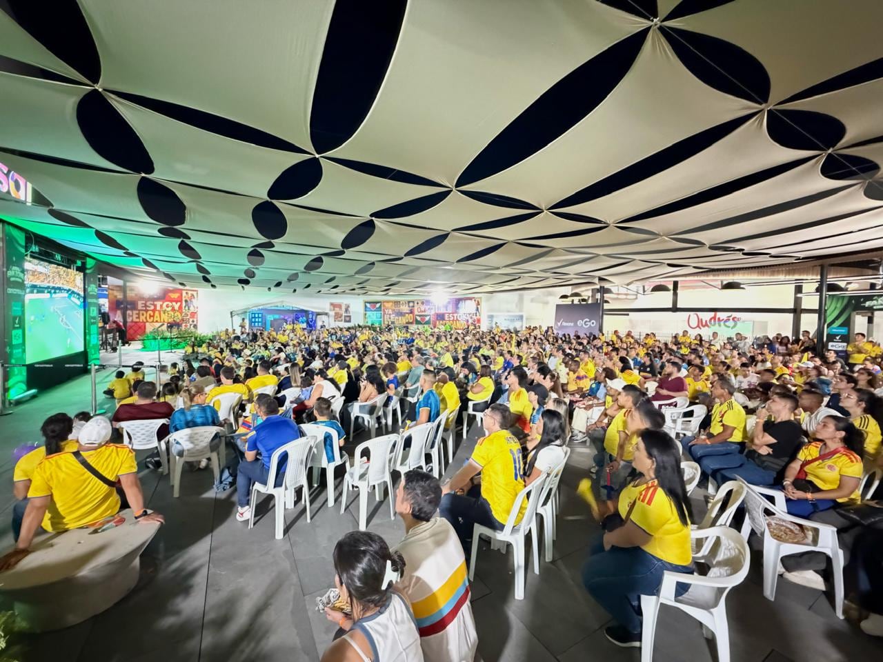 La Fan Zone está ubicada en el tercer piso de Cenco Limonar, donde los aficionados pueden disfrutar de la emoción del fútbol en un ambiente diseñado para vivir cada partido.