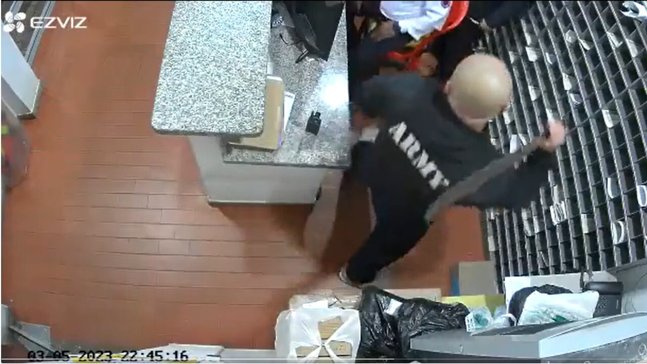 Rocha Bernal tuvo que ser sacado en una tanqueta de la Unidad de Diálogo y Mantenimiento del Orden -(Undmo) -conocida hasta hace poco como Esmad- mientras los vecinos aplaudían y esperaban que no volviera nunca más. Y es que no era la primera vez que este hombre, bastante fornido y quien según varios relatos anda armado, protagonizaba este tipo de agresiones contra los vigilantes, personal del conjunto y todo aquel que le interrumpiera el paso por los pasillos.