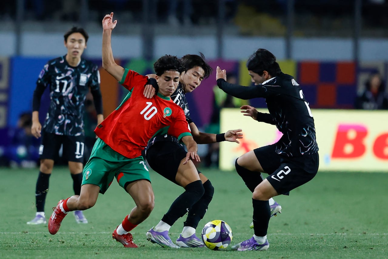 El centrocampista marroquí #10 Saad El Haddad lucha por el balón con el centrocampista surcoreano #06 Seungmin Son y el defensa #02 Hyunseo Bae durante el partido de octavos de final de la Copa Mundial Sub-20 de la FIFA 2025 entre Marruecos y Corea del Sur en el Estadio El Teniente en Rancagua, Chile, el 9 de octubre de 2025. (Foto de Raul BRAVO / AFP)