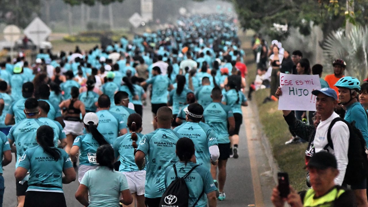 Afición: Con la participación de más de 9 mil atletas en 42k, 21k y 10 k se llevó a cabo la 2 versión de la Maratón del Valle. foto José L Guzmán. EL País.