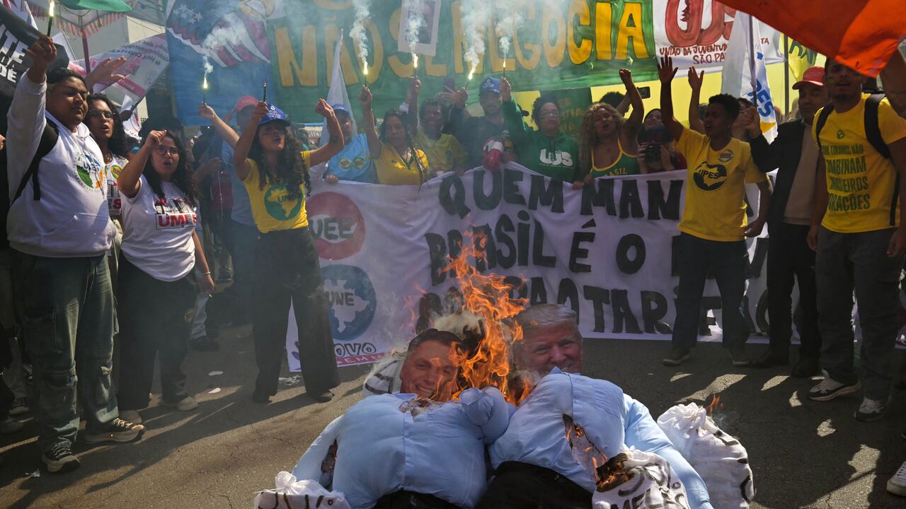 552 / 5.000
Los manifestantes queman maniquíes que representan al presidente estadounidense Donald Trump y al expresidente brasileño Jair Bolsonaro durante una protesta en defensa de la soberanía nacional tras los impuestos comerciales y las sanciones del gobierno estadounidense a Brasil, cerca del consulado estadounidense, en Sao Paulo, Brasil, el 1 de agosto de 2025.
