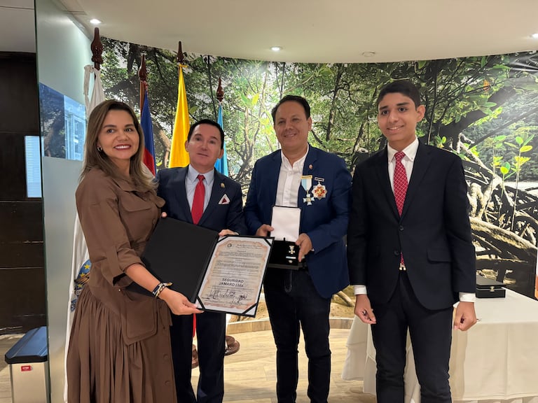 En el marco de su aniversario número 20, Seguridad Jamaro Ltda. recibió un reconocimiento de la Asamblea Departamental del Valle del Cauca por su trayectoria y aporte al sector.