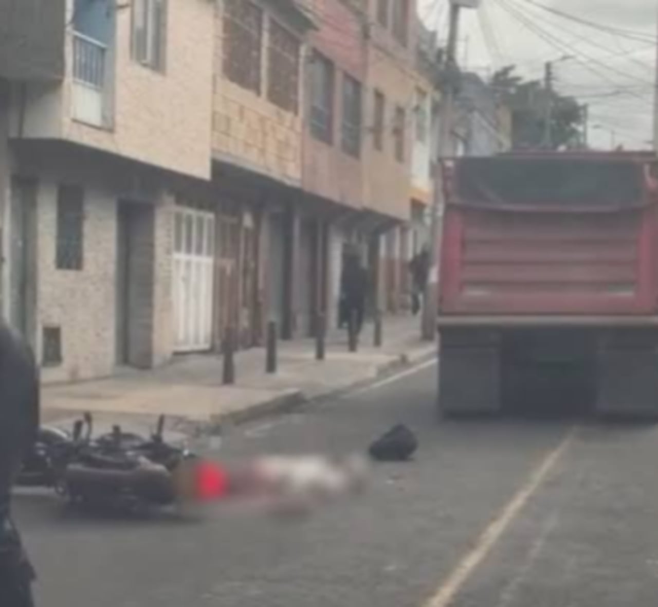 Unidades de la Sijín y del Grupo Guía de la Secretaría de Movilidad acordonaron la carrera 17 con calle 51B Sur, en el barrio San Carlos, donde se registró el siniestro vial.
