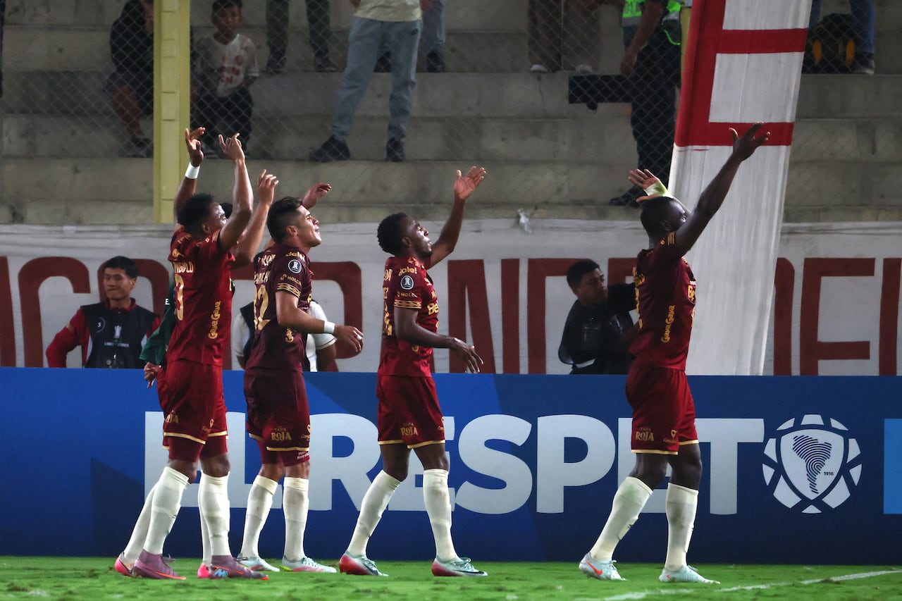 Jugadores de Deportes Tolima celebran al término del partido de la fase de grupos de la Copa Libertadores entre Universitario de Perú y Deportes Tolima de Colombia en el Estadio Monumental "U" Marathon de Lima, el 26 de mayo de 2026. (Foto de Connie FRANCE / AFP)