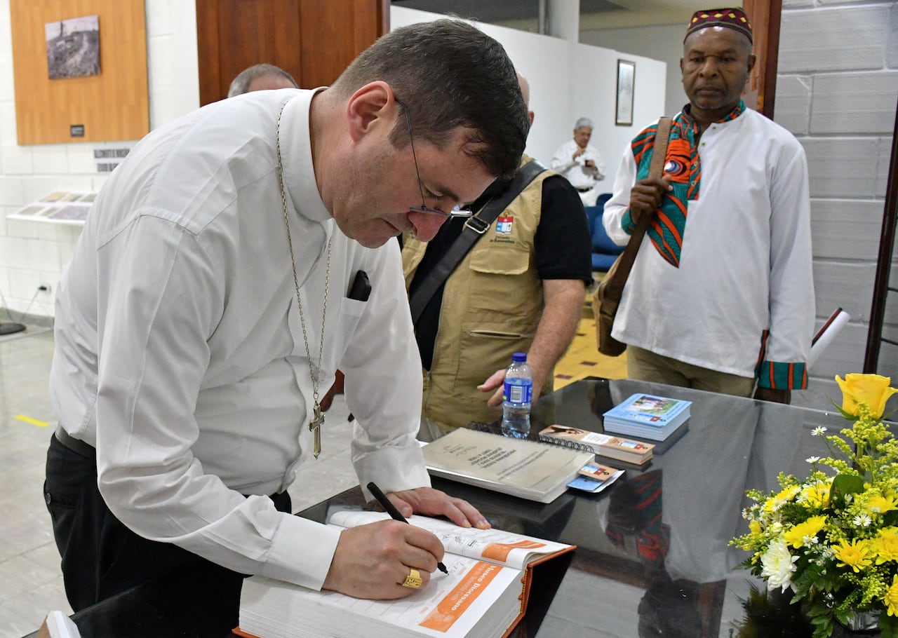 El Nuncio Apostólico actual en Colombia es el Arzobispo Paolo Rudelli, nombrado por el Papa Francisco en julio de 2023, quien ejerce como representante diplomático de la Santa Sede ante el gobierno colombiano y la Iglesia local, con sede en Bogotá. Su misión es fortalecer los lazos entre el Vaticano y Colombia, especialmente en temas de paz y reconciliación, y sirve como enlace entre el Papa y la jerarquía eclesiástica colombiana. Fotos Raúl Palacios / El País.