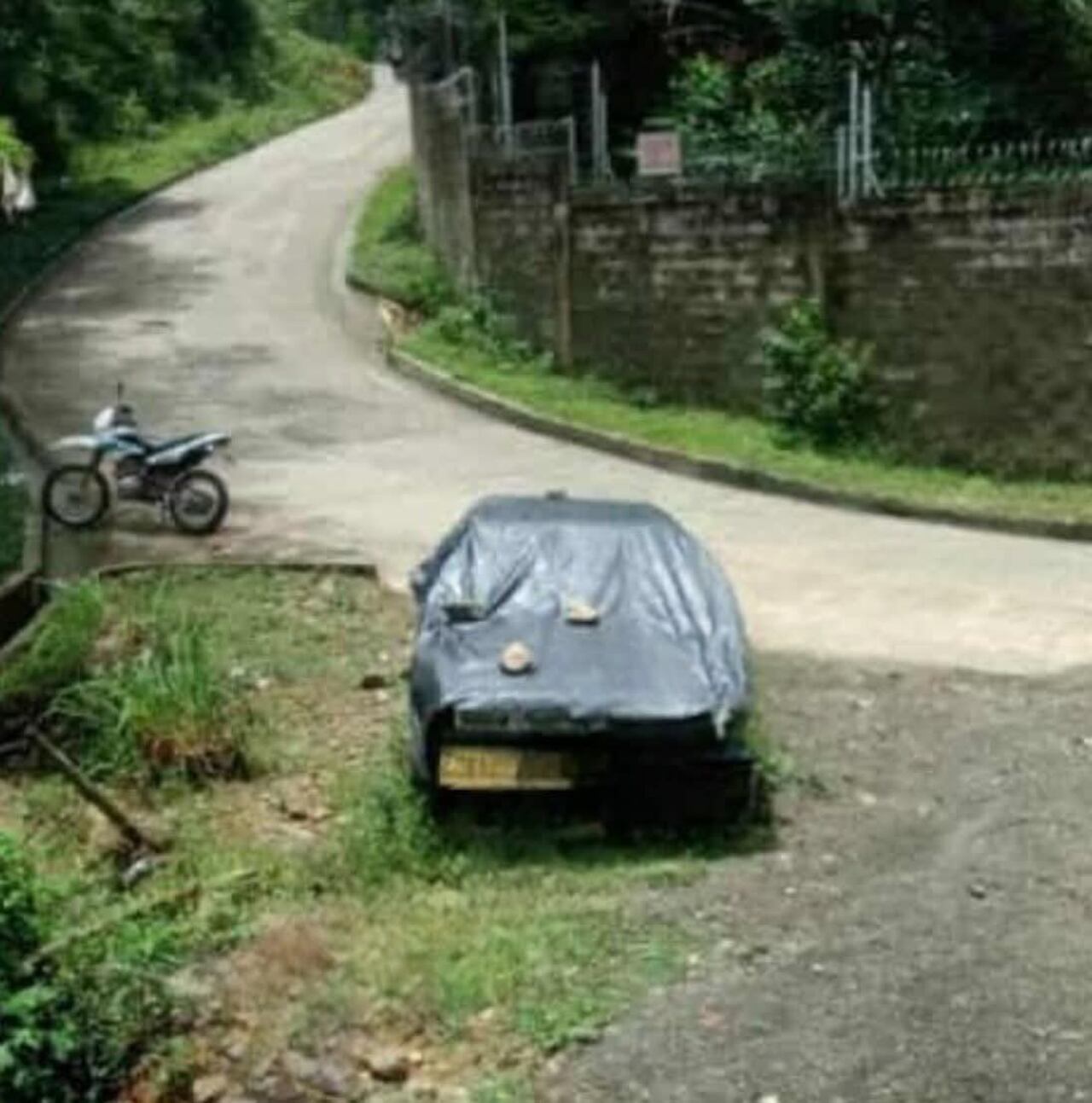 Hace aproximadamente tres meses, el propietario del automotor lo dejó en este punto de la vía luego de que presentara una falla.