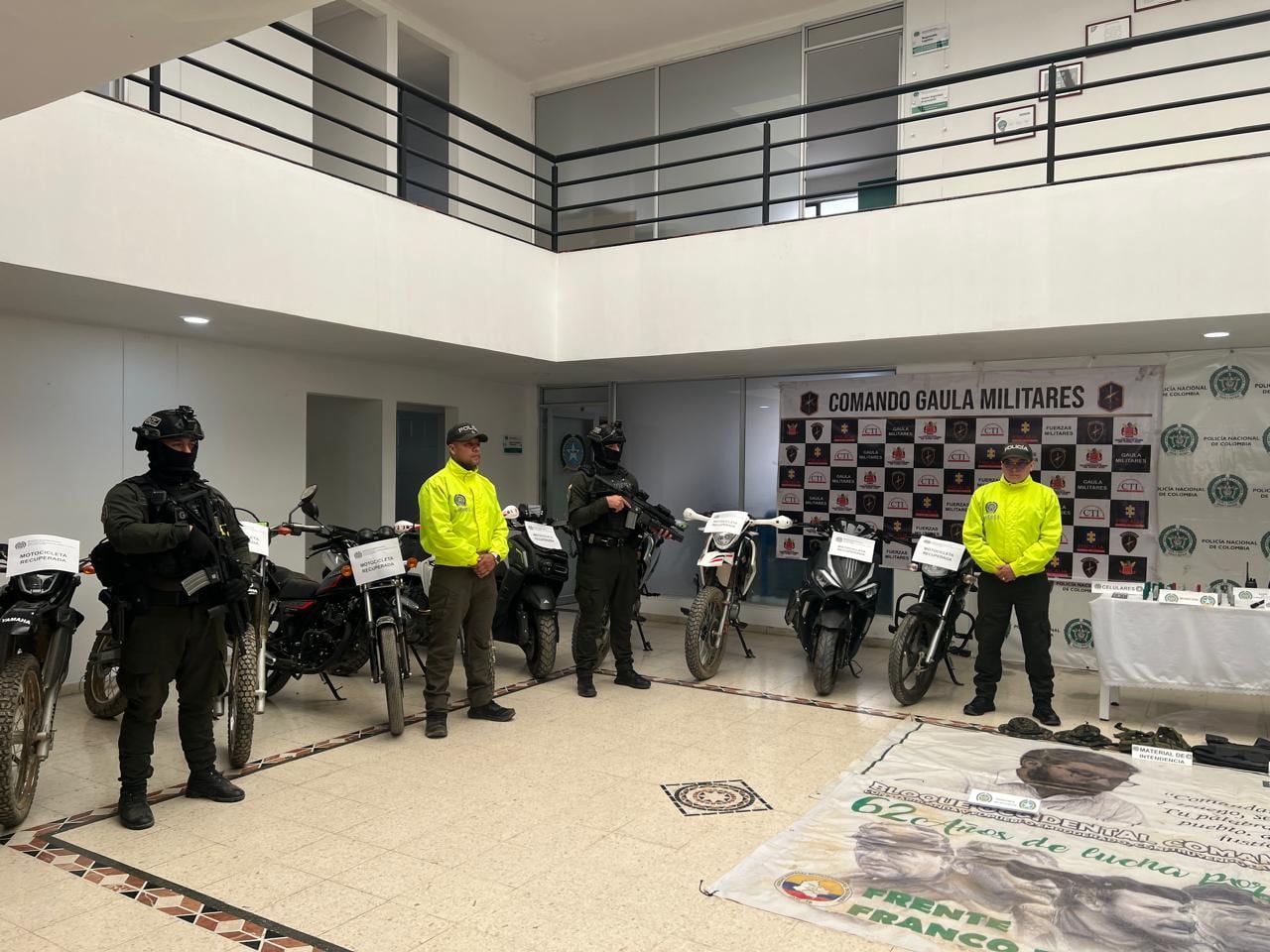La Policía Nacional recuperó 22 motocicletas que habían sido hurtadas durante un retén ilegal en la vía Panamericana, en un operativo desarrollado en zona rural de Leiva, Nariño.