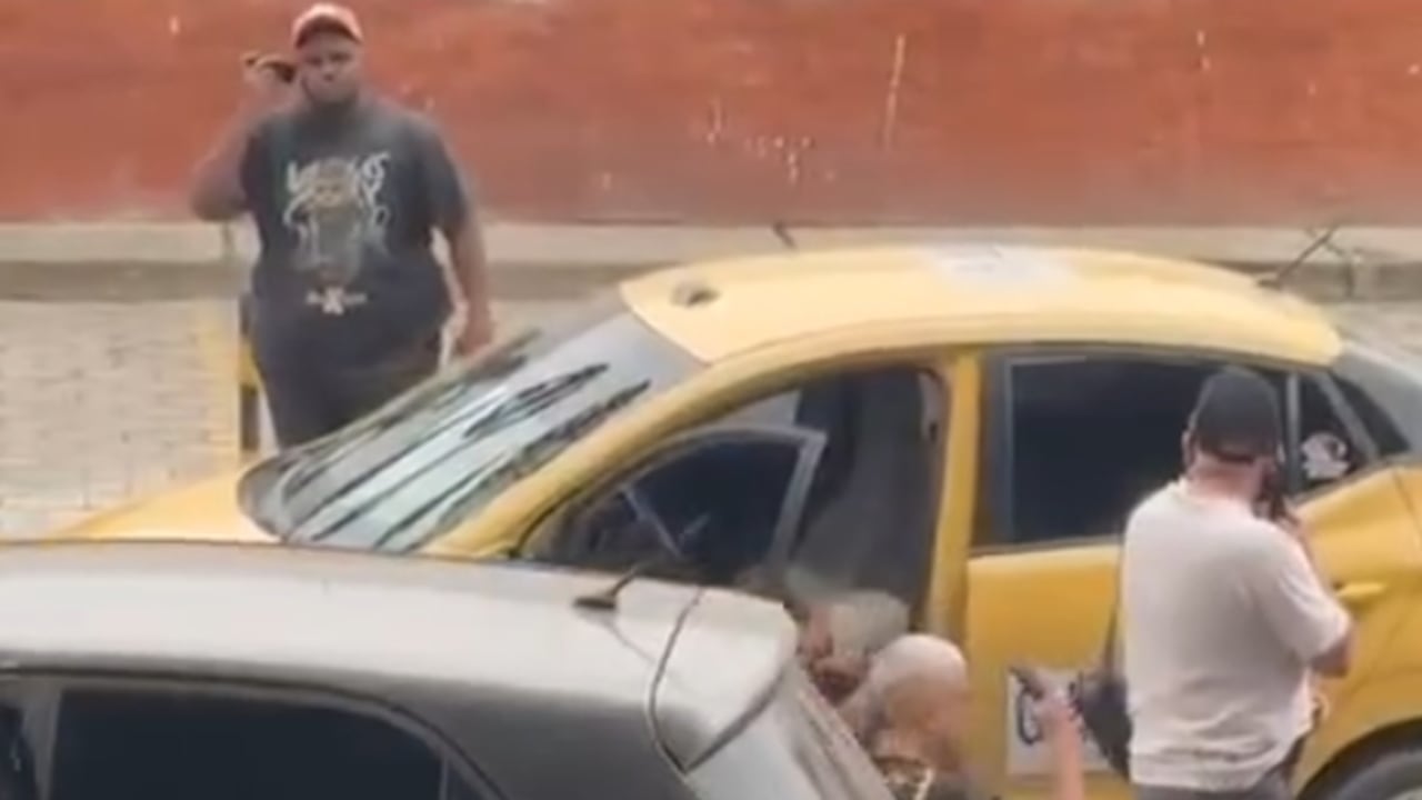 El hombre, quien se movilizaba en un vehículo de servicio público fue atacado a tiros cerca al centro de Bienestar Animal, en la ciudad de Cali.