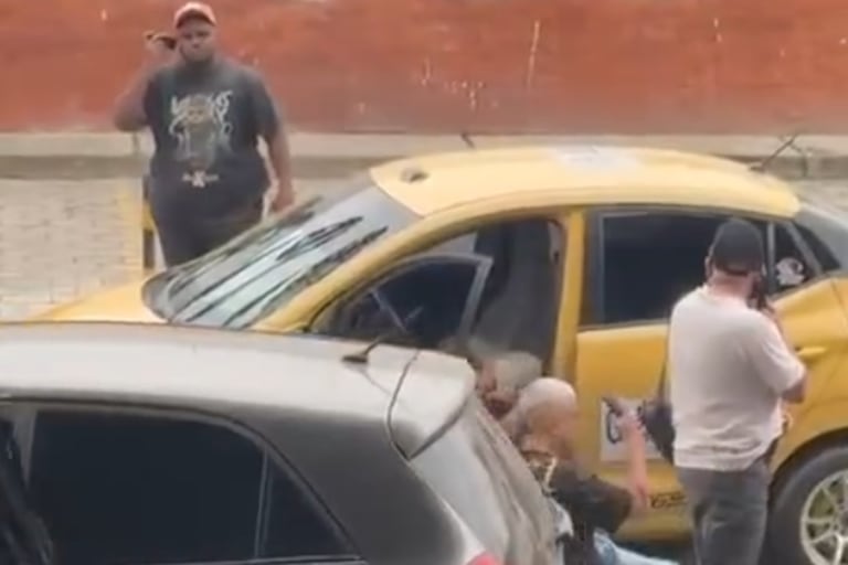 El hombre, quien se movilizaba en un vehículo de servicio público fue atacado a tiros cerca al centro de Bienestar Animal, en la ciudad de Cali.