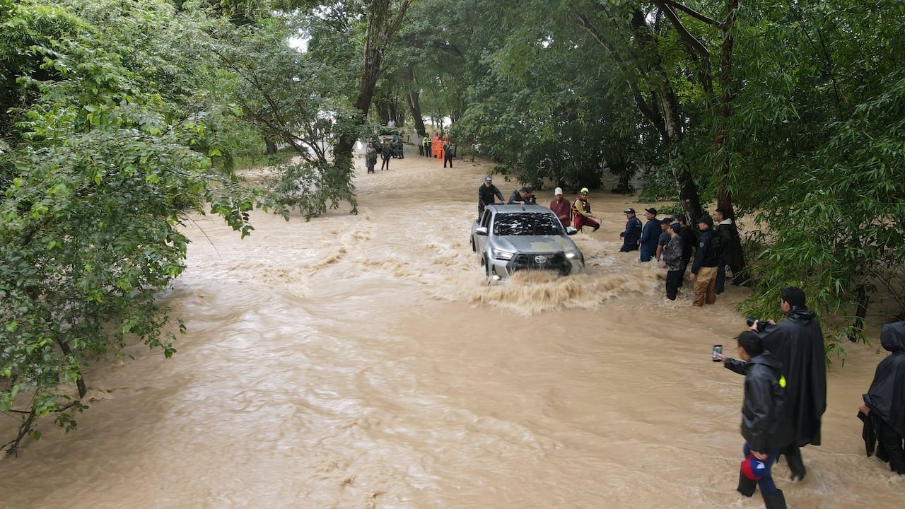 En los departamentos de Meta y Casanare, alerta máxima por ola invernal. Alerta máxima en el Río Upia.
Las fuertes lluvias tienen en alerta roja el cauce del río Upía. La Dirección de Gestión del Riesgo reporta un peligroso aumento en el nivel del agua y ordena a las comunidades ribereñas extremar precauciones.