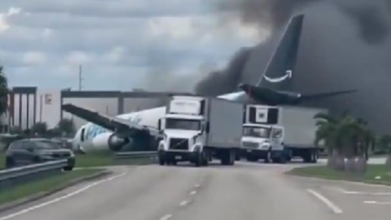 El avión chocó contra algunos vehículos que transitaban por una vía principal de Miami.