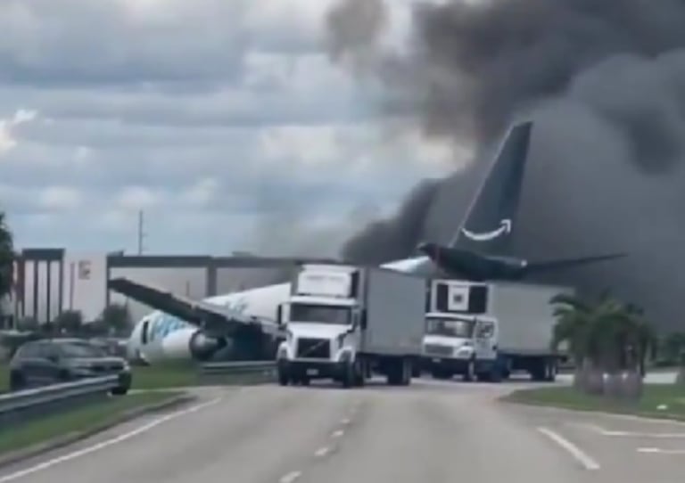 El avión chocó contra algunos vehículos que transitaban por una vía principal de Miami.