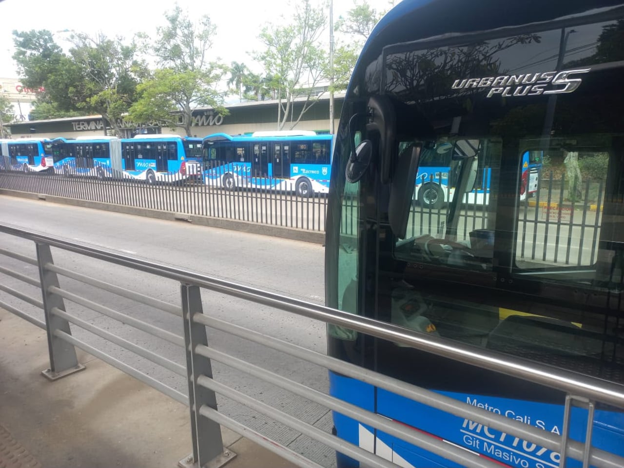 Uno de los nuevos buses articulados eléctricos incorporados a la flota del MIO en las calles de Cali.