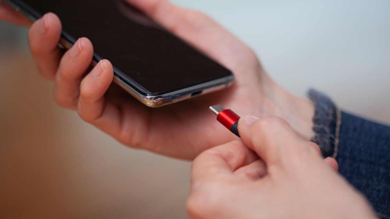Estos son los errores que más se cometen con la batería de un teléfono.
