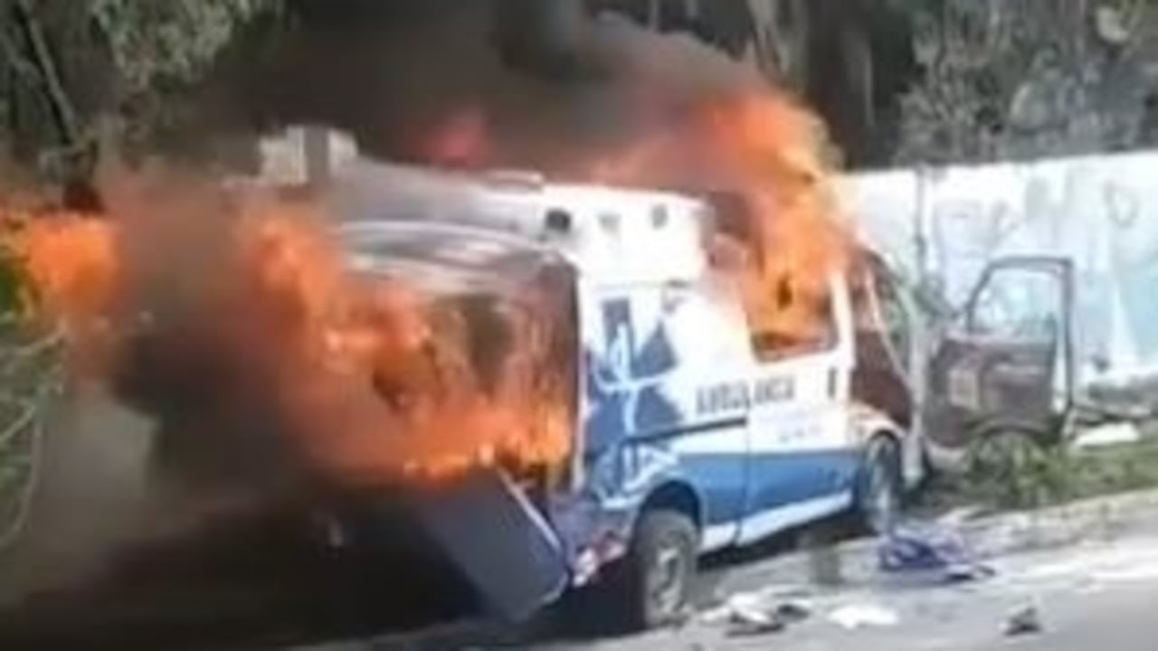 El impacto ocasionó que el vehículo se prendiera en llamas, generando una situación de emergencia.