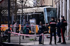 Agentes de la policía italiana en el lugar del descarrilamiento de un tranvía en Milán el 27 de febrero de 2026. Un tranvía descarriló y se estrelló contra un edificio en Milán el 27 de febrero de 2026, dejando una persona muerta y una veintena de heridos, según informó la policía a AFP. (Foto de Piero CRUCIATTI / AFP)