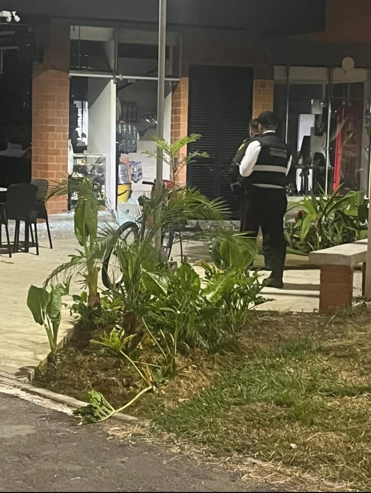 Un artefacto explosivo fue detonado en la madrugada de este sábado en un local comercial ubicado en el sector de Bochalema, en el sur de la ciudad.
Foto: tomada de BluRadio /El País