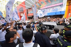 Manifestantes reaccionaron a favor y en contra de la presencia de Álvaro Uribe en la ciudad.