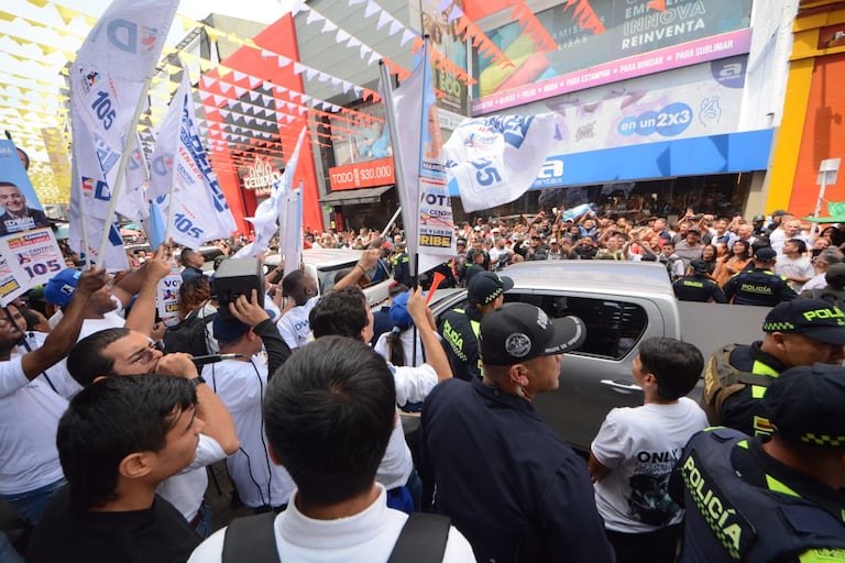 Manifestantes reaccionaron a favor y en contra de la presencia de Álvaro Uribe en la ciudad.