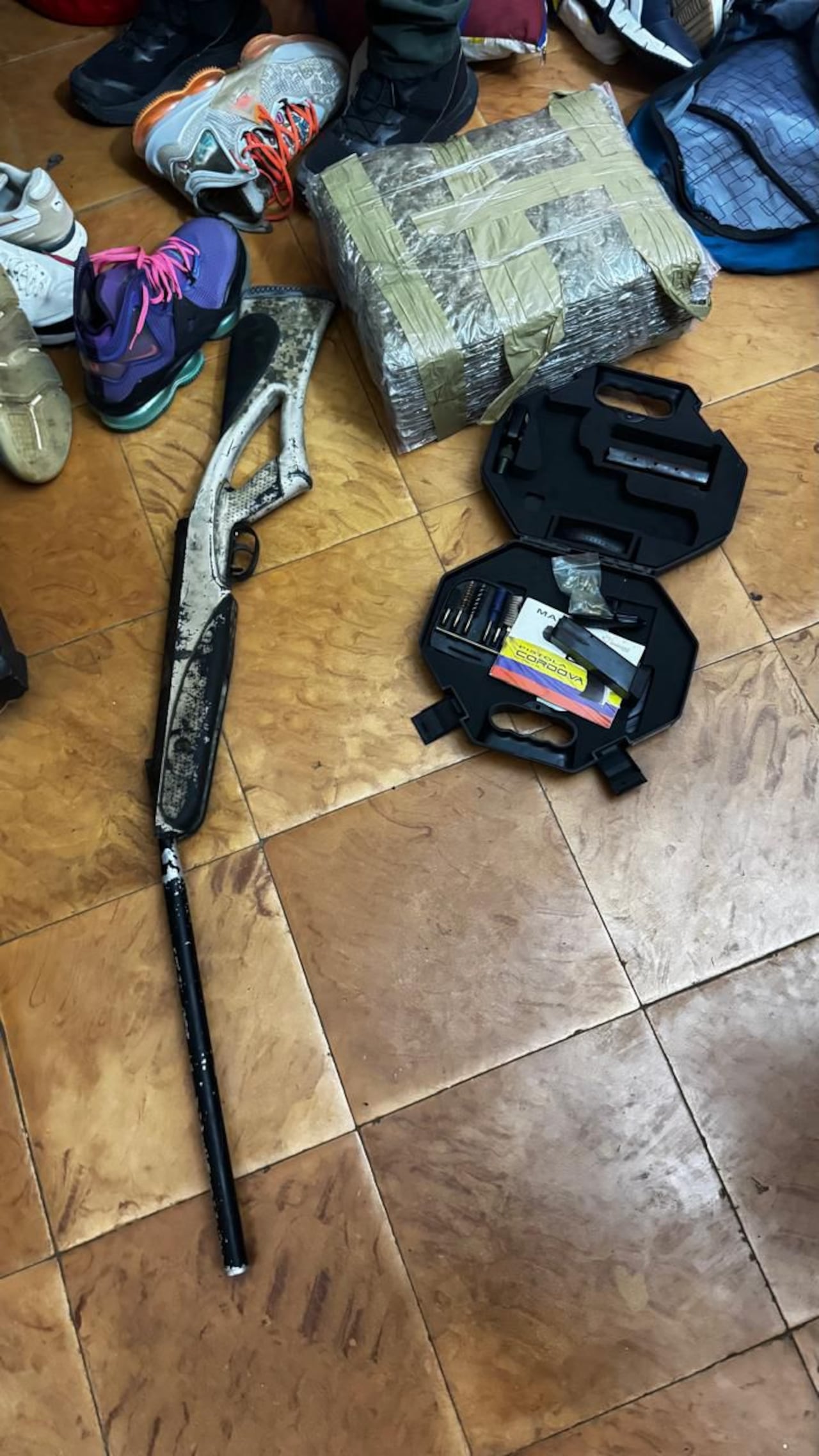 En el procedimiento las autoridades incautaron un arma tipo carabina, munición y siete kilos de marihuana.