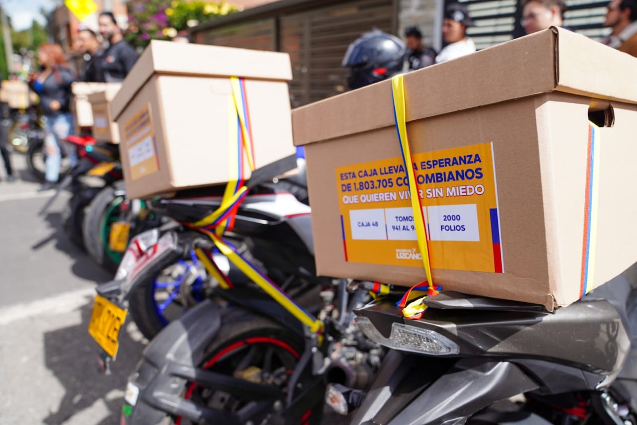 Mauricio Lizcano entregó 1.839.930 firmas ante la Registraduría para avanzar en su aspiración presidencial.