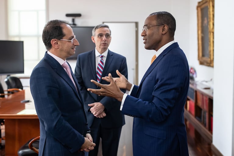 Vicepresidente José Manuel Restrepo, MinHacienda Miguel Gómez Martínez y el subdirector gerente del FMI,Nigel Clarke.