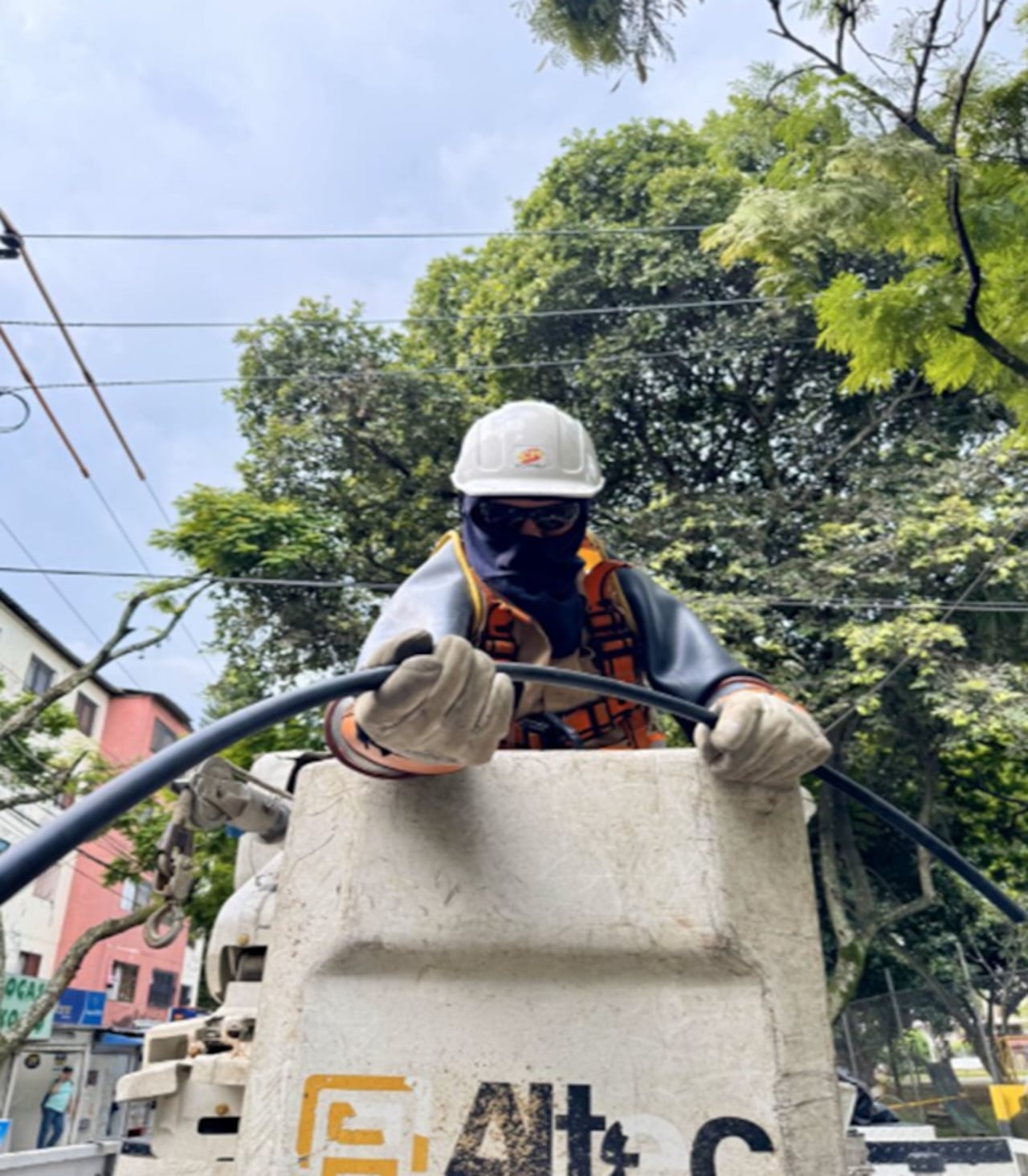 Confiabilidad energética mediante la instalación de cable ecológico y semi aislado.