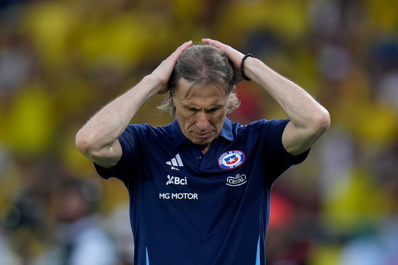 El técnico de Chile Ricardo Gareca gesticula durante el partido contra Colombia en por las eliminatorias del Mundial, el martes 15 de octubre de 2024, en Barranquilla, Colombia. (AP Foto/Fernando Vergara)
ures during a FIFA World Cup 2026 qualifying soccer match against Colombia at the Metropolitano Roberto Melendez stadium in Barranquilla, Colombia, Tuesday, Oct. 15, 2024. (AP Photo/Fernando Vergara)