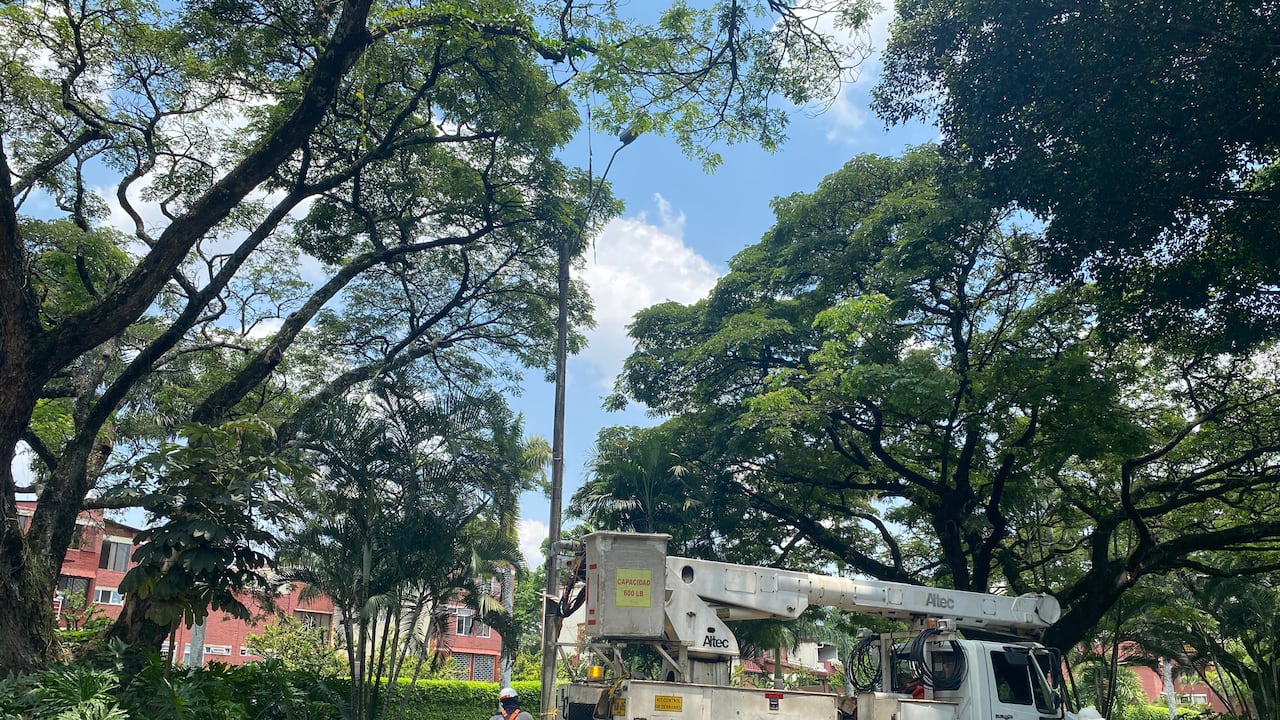 El tramo intervenido conecta zonas residenciales con el sector comercial de Cosmocentro, un punto de alta circulación peatonal y vehicular.