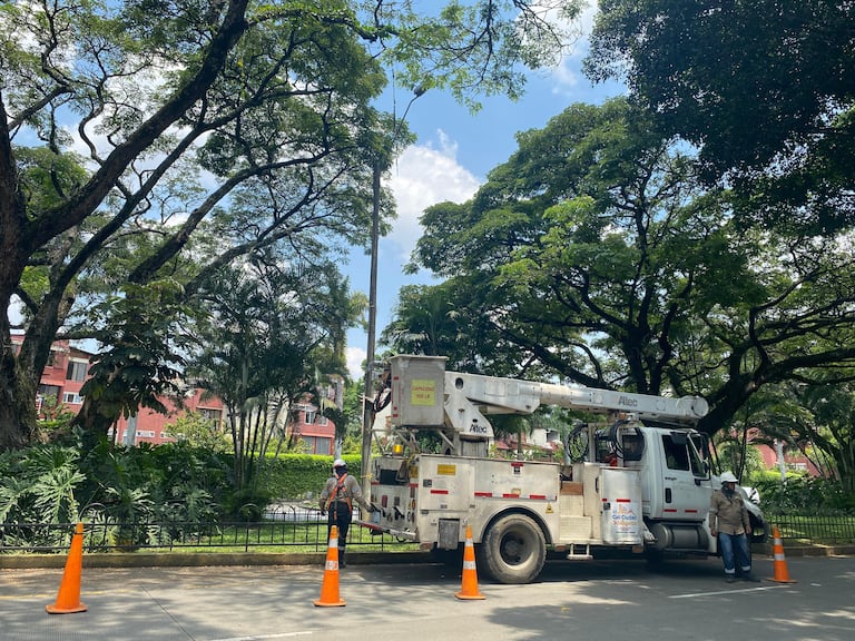 El tramo intervenido conecta zonas residenciales con el sector comercial de Cosmocentro, un punto de alta circulación peatonal y vehicular.