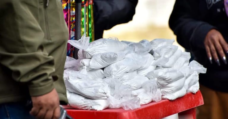 La Alcaldía de Pasto, en articulación con la Policía Metropolitana, adelanta operativos de control en la senda del Carnaval y sectores aledaños, con el objetivo de prevenir la venta de talco no certificado y la ocupación indebida del espacio público durante el Carnaval de Negros y Blancos.