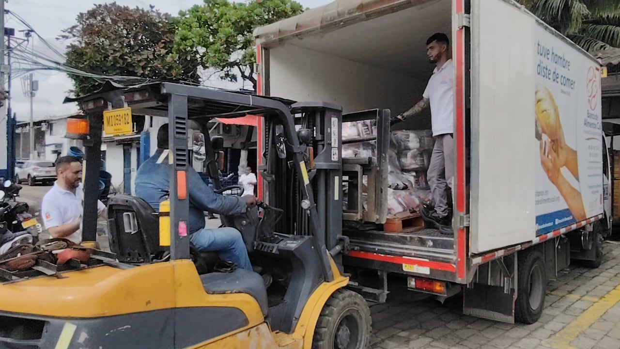 Los colaboradores del Banco de Alimentos entregaron los kits a los internos de la cárcel Villa Hermosa.