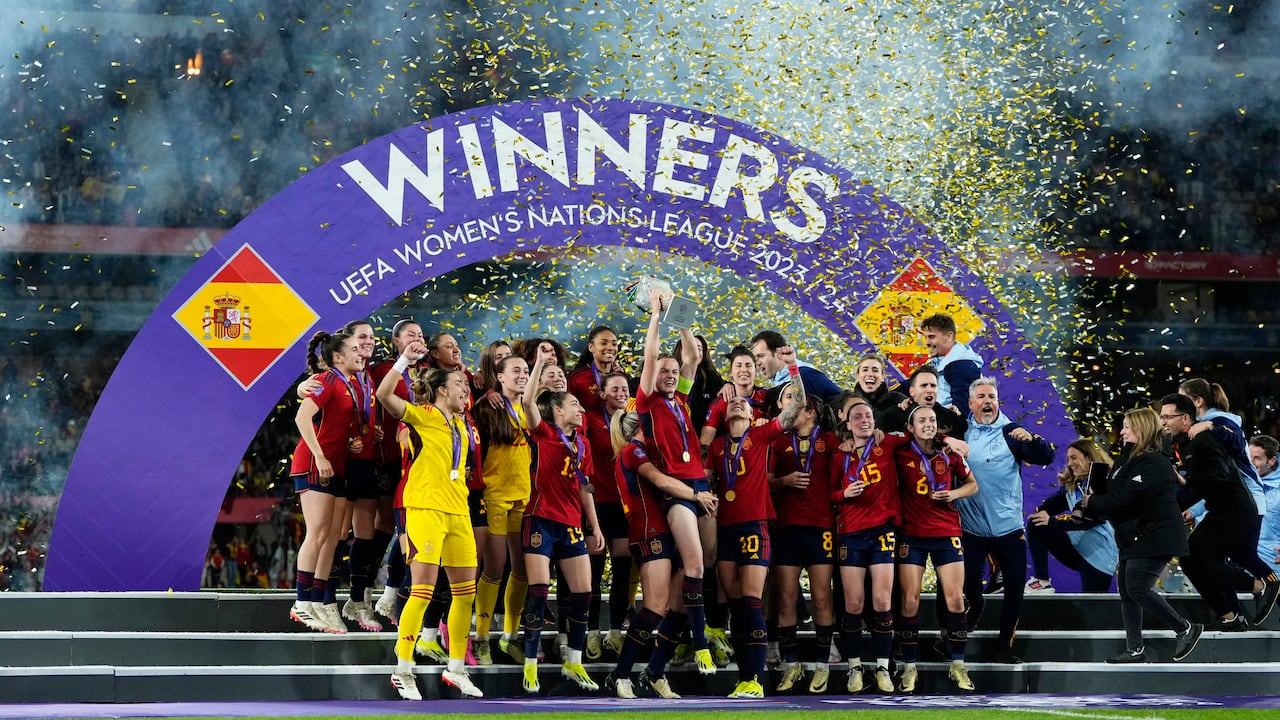La capitana del equipo español, Irene Paredes, levanta el trofeo después de ganar el partido final de fútbol de la Liga de Naciones Femenina entre España y Francia en el estadio la Cartuja de Sevilla, España, el miércoles 28 de febrero de 2024. España ganó 2-0. (Foto AP/José Bretón)