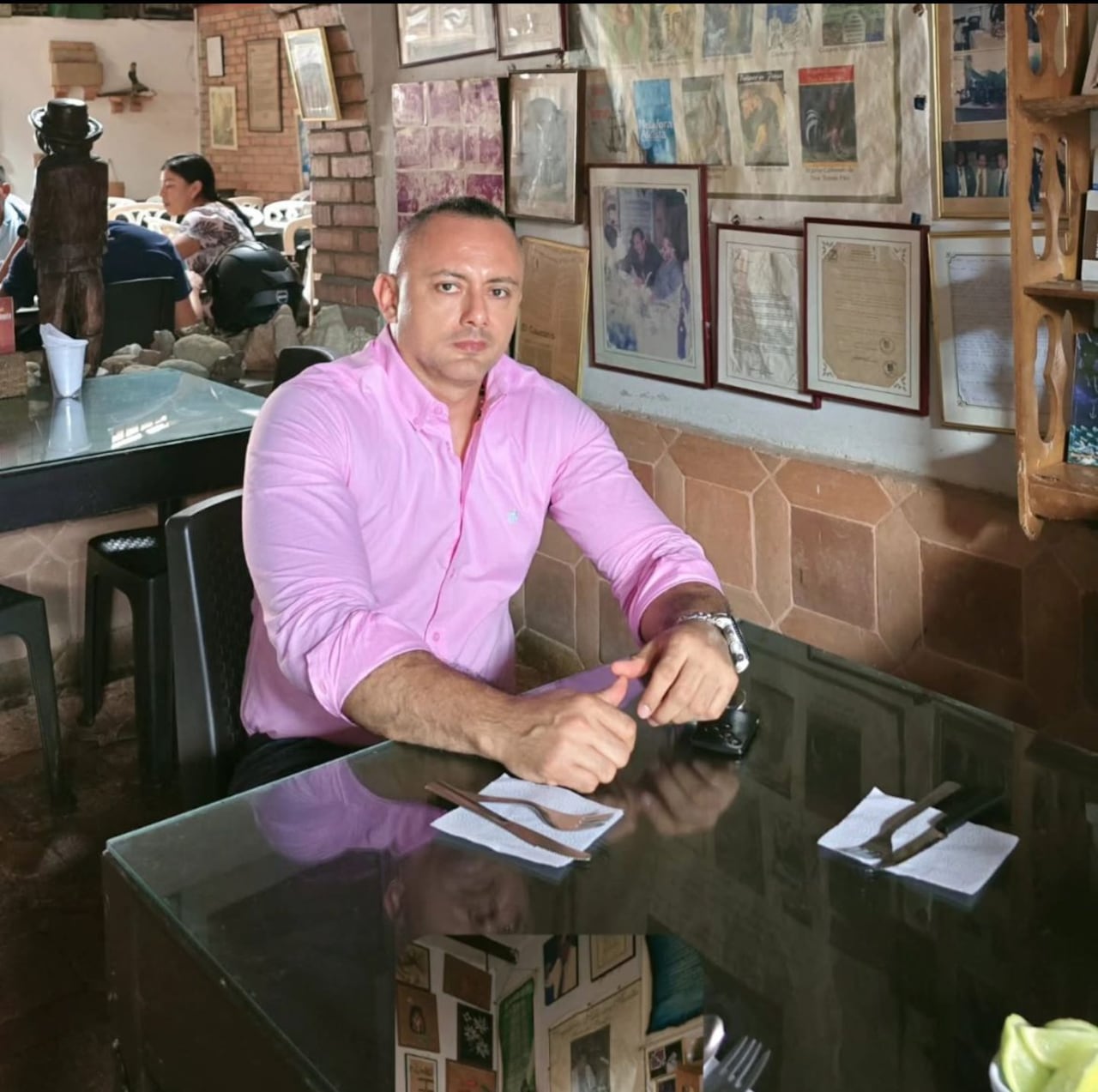 Óscar Eduardo Jordán Camacho es abogado de la Universidad Santiago de Cali y funcionario de la Defensoría del Pueblo.