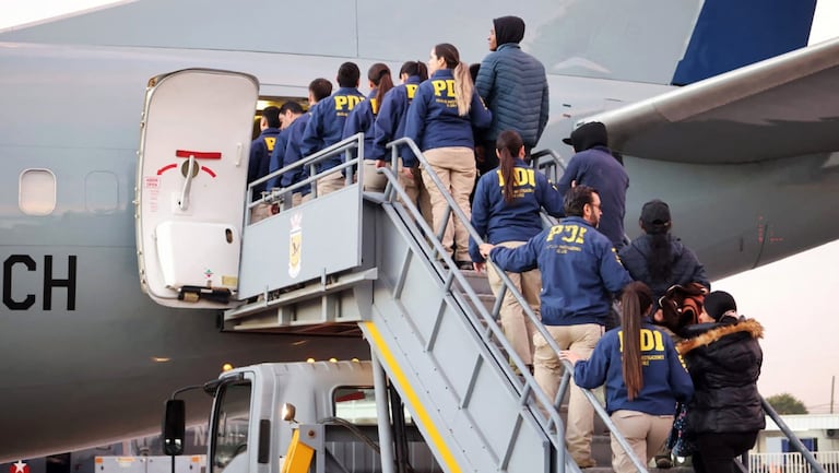 En el primer vuelo que partió este jueves desde el aeropuerto de la Fuerza Aérea de Chile, viajaron las primeras 40 personas.