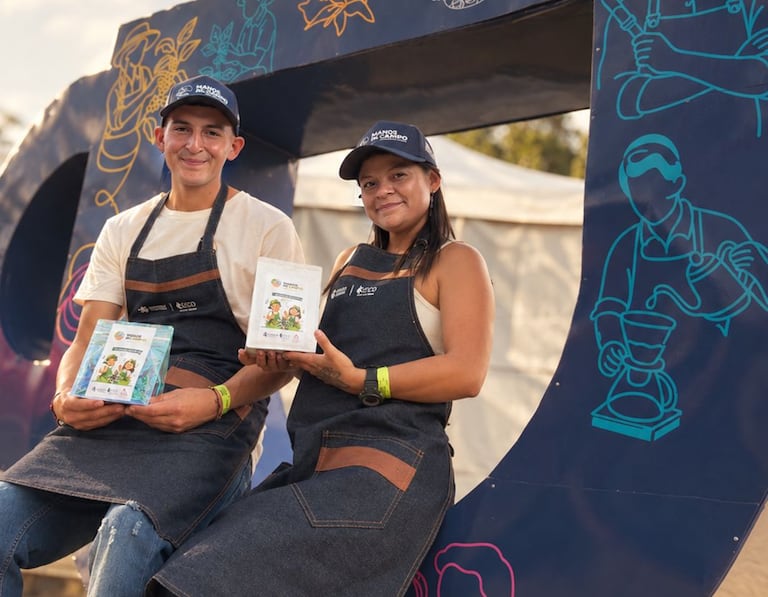 Productores de Manos al Campo Jóvenes Cafeteros y Fondo Alimentando la Paz exhiben sus cafés en la Feria Internacional Cauca Sabe a Café, realizada del 18 al 20 de septiembre en Popayán, donde conectaron directamente con consumidores y compradores.