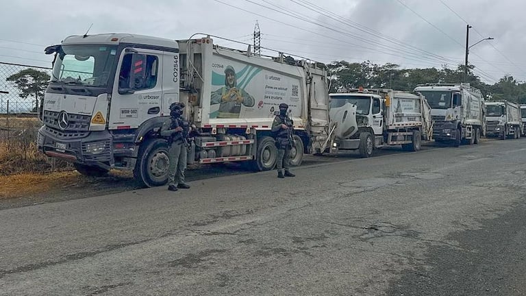 Uniformados de la Policía Metropolitana de Popayán y del Grupo GOES acompañan los recorridos de los vehículos recolectores de Urbaser para garantizar la continuidad de la prestación del servicio.
