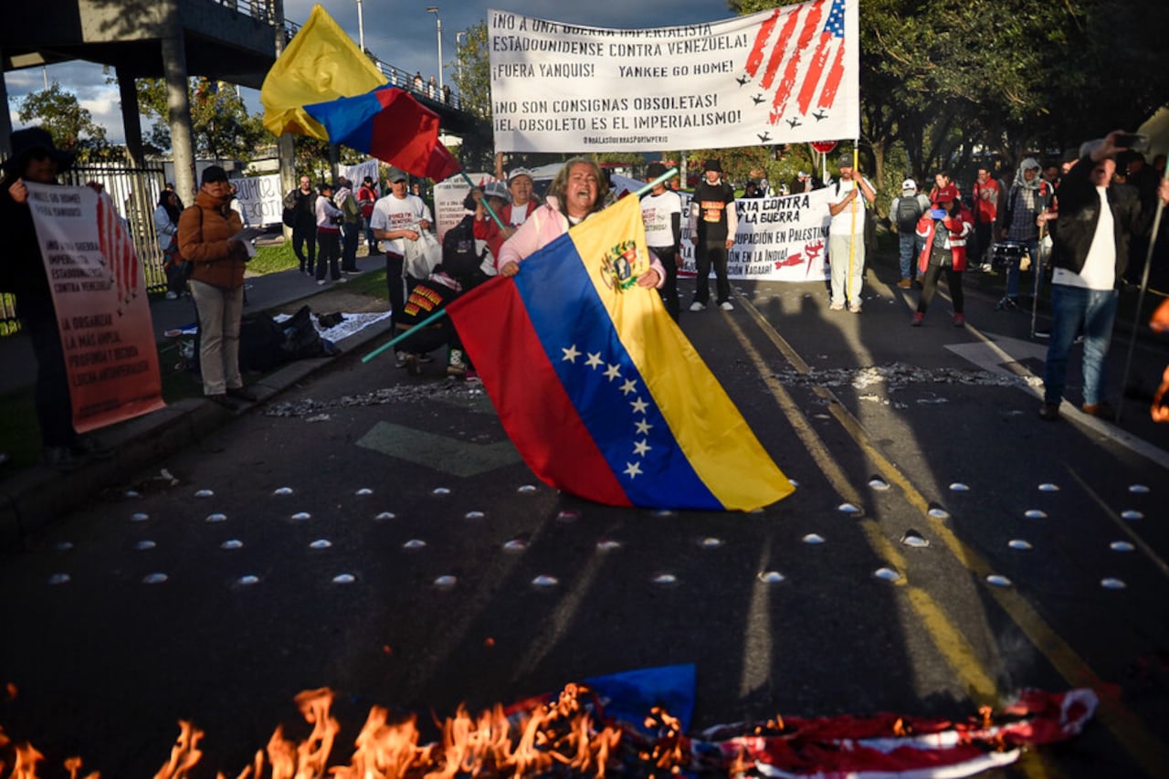 Frente a la Embajada de los Estados Unidos se realizó un plantón en el que participaron integrantes de diversas organizaciones sociales y sindicatos. Los manifestantes expresaron su respaldo al Gobierno nacional y su defensa de la soberanía del país, al tiempo que manifestaron solidaridad con Venezuela, en medio de la tensión que enfrenta, y con Cuba, que continúa bajo un bloqueo de larga data.