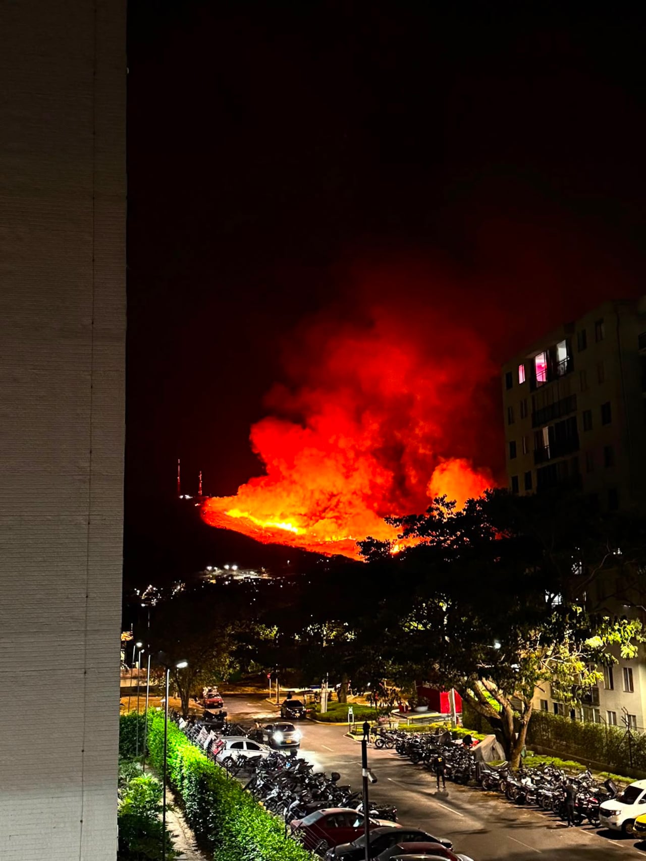 Bomberos informaron que el incendio se controló en el sector de las antenas, en Yumbo, pero los ciudadanos seguían preocupados.