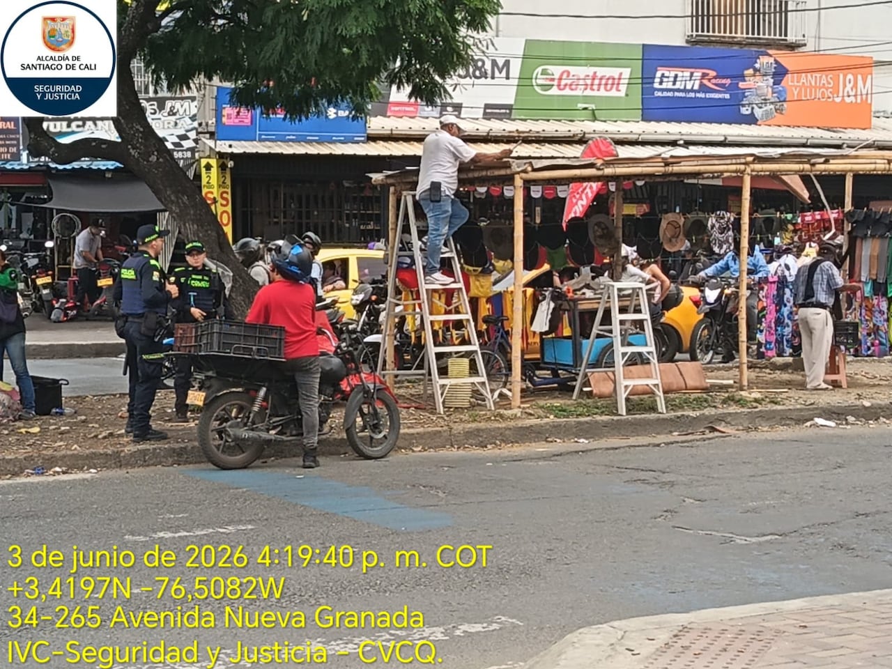 Autoridades desmontan kiosco en Antonio Nariño durante jornada de recuperación del espacio público.