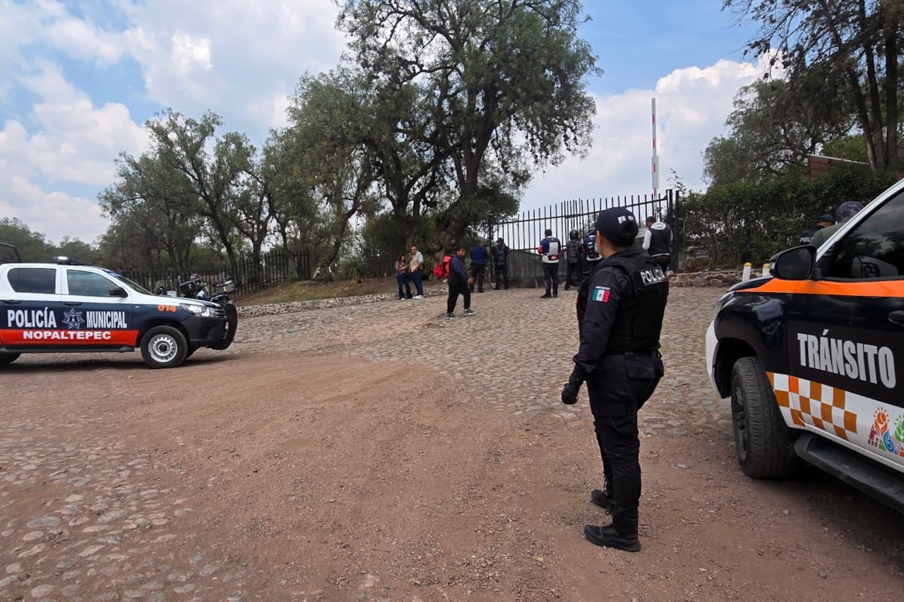 Agentes de policía permanecen en la zona arqueológica de Teotihuacán tras un tiroteo ocurrido el 20 de abril de 2026 en Teotihuacán, Estado de México.
