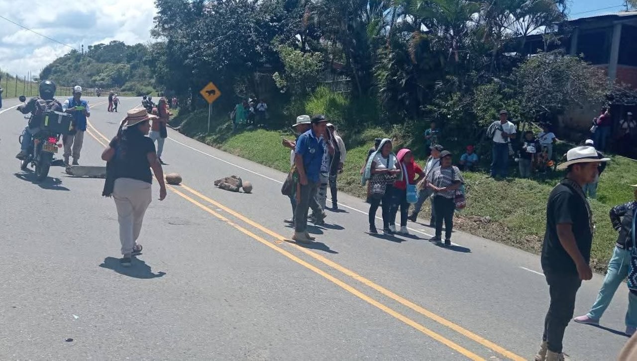Bloqueos en la Panamericana: Comunidades indígenas nasa se concentran sobre la vía Carretera Panamericana, en el tramo Popayán – Cali, generando largas filas de vehículos en medio de la jornada de protesta por la emergencia educativa en el norte del Cauca.