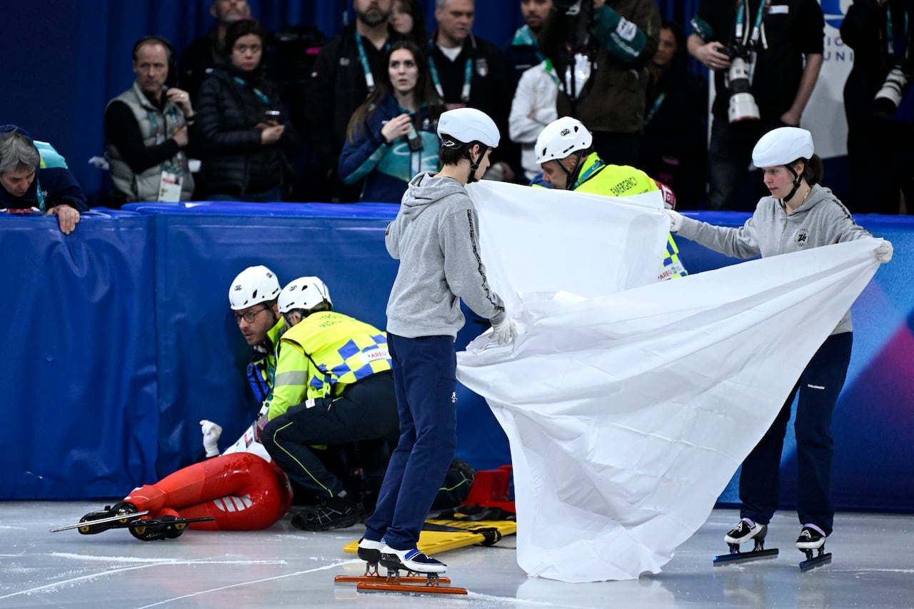 La polaca Kamila Sellier recibe atención médica tras sufrir un accidente durante los cuartos de final de los 1500 m femeninos de patinaje de velocidad en pista corta, durante los Juegos Olímpicos de Invierno Milano Cortina 2026, en el Milano Ice Skating Arena, Milán, el 20 de febrero de 2026. (Foto de WANG Zhao / AFP)