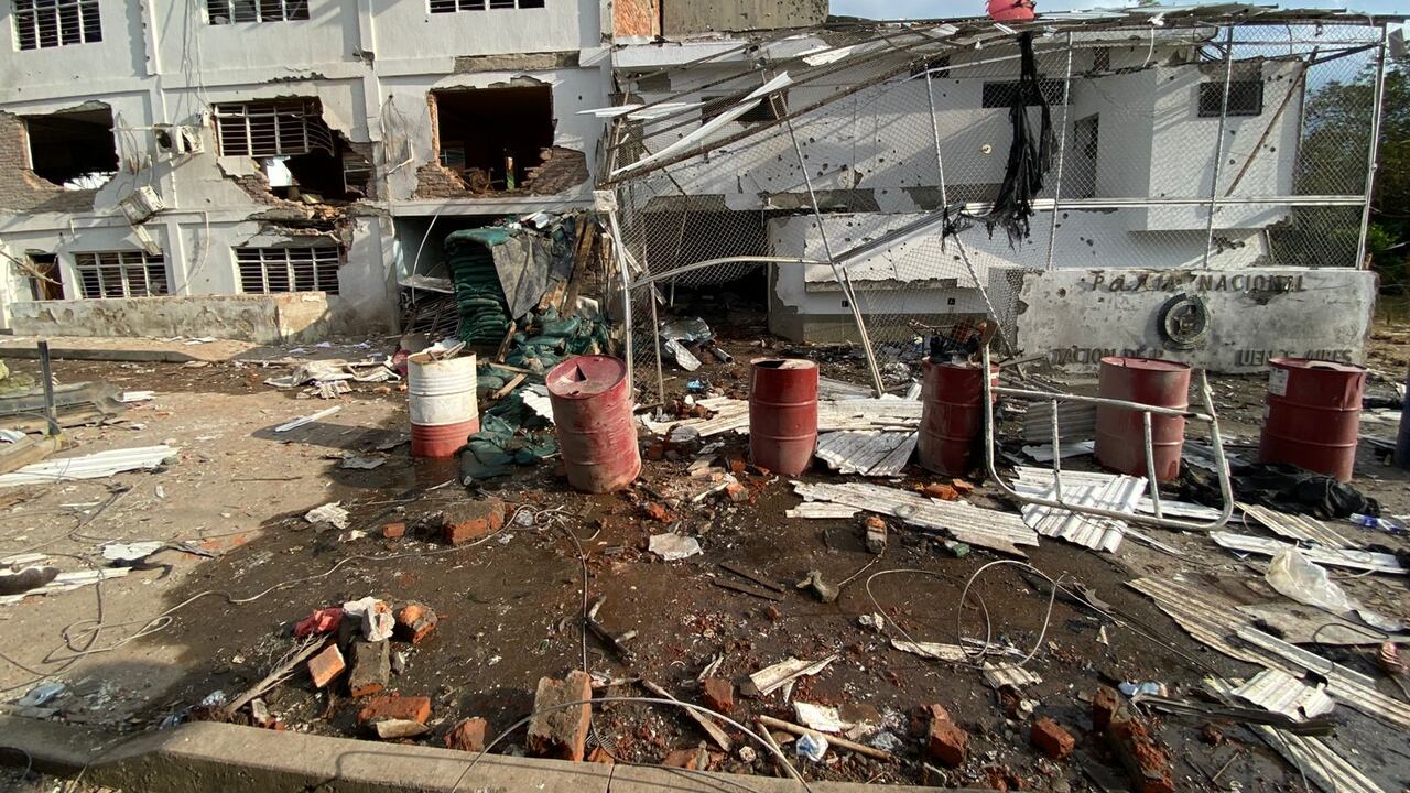 La estación de Policía, la alcaldía y más de 100 locales y viviendas fueron destruidos en este hostigamiento de las disidencias de las Farc, el cual duró más de siete horas.