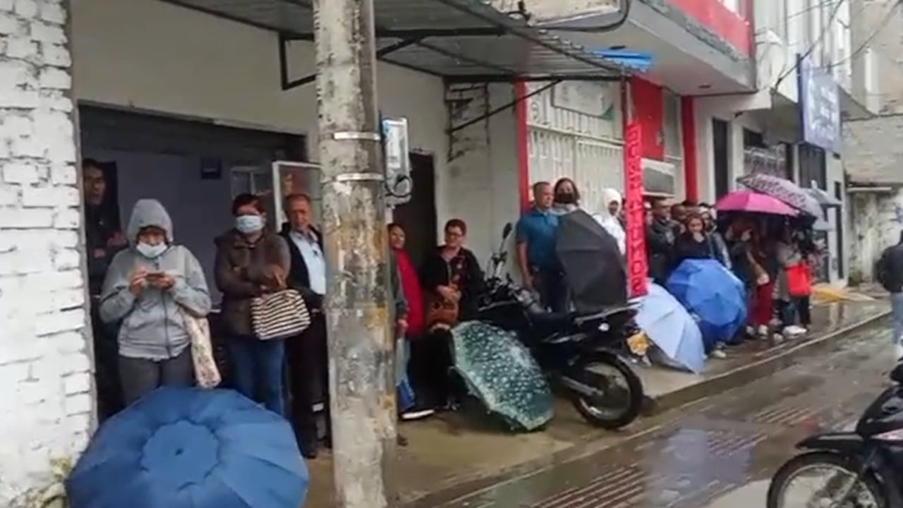 "Las sedes de Santa Clara y Antonio Nariño las cerraron, que las abren el 13 de enero, claro, las sucursales del Bolívar ahora están a reventar", relataron los usuarios de esta entidad.