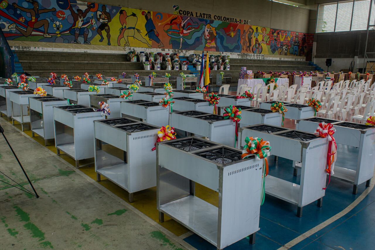 Entrega de dotación a los comedores comunitarios de Cali.