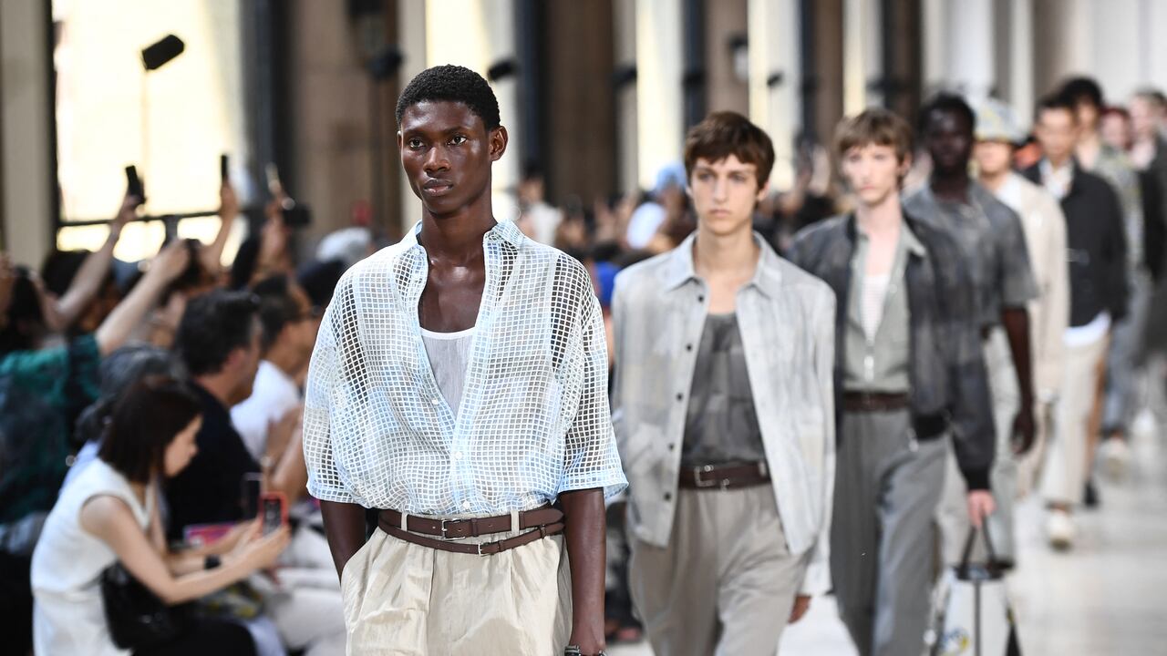 Los hombres también han empezado a modelar con ropa que enseña mucha piel en la Fashion Week de París